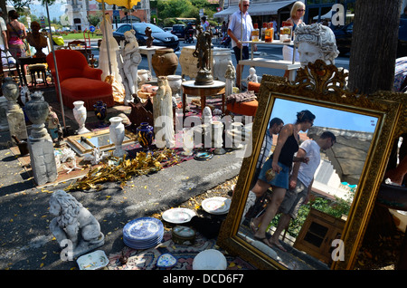 L'Isle sur la Sorgue hosts messen Antiquitäten' an Ostern und über den 15. August Urlaub, einen weltweiten Ruf zu dieser kleinen Stadt gegeben haben. Stockfoto