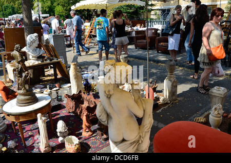 L'Isle sur la Sorgue hosts messen Antiquitäten' an Ostern und über den 15. August Urlaub, einen weltweiten Ruf zu dieser kleinen Stadt gegeben haben. Stockfoto