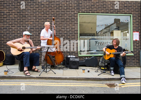 MADI Stimpson Trio spielen auf der Straße während der Brecon Jazz Festival 2013 Stockfoto