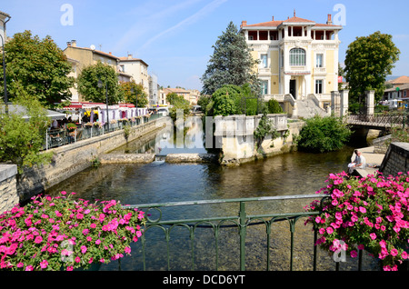 L'Isle sur la Sorgue hosts messen Antiquitäten' an Ostern und über den 15. August Urlaub, einen weltweiten Ruf zu dieser kleinen Stadt gegeben haben. Stockfoto