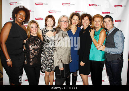 Saidah Arrika Ekulona, Susan R. Rose, Mary Bacon, Lisa Peterson, Randy Graff, Joan Stein und James Lecesne die Opening Night after-Party für die Off-Broadway-Produktion von "Mutterschaft Out Loud" auf 48 Lounge New York City statt, USA - 04.10.11 Stockfoto