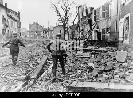 Mitglieder der deutschen Wehrmacht sind in einer Stadt abgebildet, die während der Kämpfe an der Westfront im Oktober 1944 zerstört wurde. Fotoarchiv für Zeitgeschichte Stockfoto