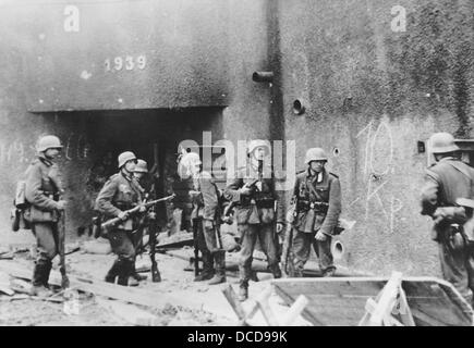 An der deutsch-französischen Grenze sind nach dem Anschlag auf Frankreich im Jahr 1940 Mitglieder der deutschen Wehrmacht zu sehen. Fotoarchiv für Zeitgeschichte Stockfoto