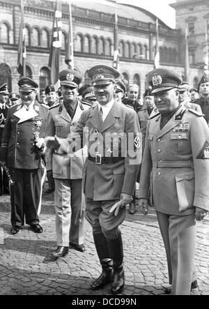 Das Bild der Nazi-Propaganda! Zeigt Adolf Hitler und den italienischen Premierminister Benito Mussolini (r) nach seiner Ankunft beim Verlassen des Münchner Hauptbahnhofs in Deutschland am 18. Juni 1940. Während des Treffens in München wollen beide "Führer" die Bedingungen der französischen Kapitulation diskutieren. Links von Hitler Hermann Göring (l) und dem italienischen Außenminister Galeazzo Ciano. Fotoarchiv für Zeitgeschichte Stockfoto