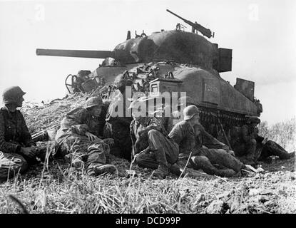 Mitglieder der deutschen Wehrmacht sind während des Kampfes um Caen im Juli 1944 in Frankreich abgebildet. Fotoarchiv für Zeitgeschichte Stockfoto