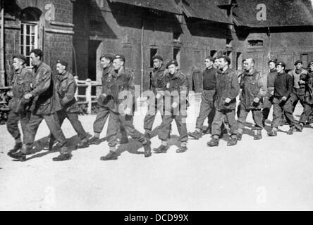 Angriff der alliierten Truppen auf die deutschen besetzten nördlichen Teile Frankreichs im Rahmen der Operation Overlord (6. Juni - 25. August 1944) - hier: Kriegsgefangene der britischen Luftwaffe. Bild von der Nazi-Propaganda! Fotoarchiv für Zeitgeschichte Stockfoto