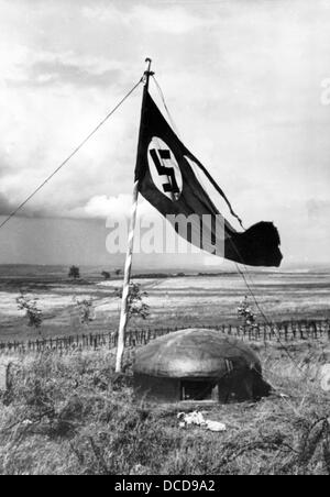 Mitglieder der deutschen Wehrmacht hetzten die Flagge des Dritten Reiches mit Haktik auf einem Bunker der Maginot-Linie, nachdem dieser im Juli 1940 besetzt war. Fotoarchiv für Zeitgeschichte Stockfoto