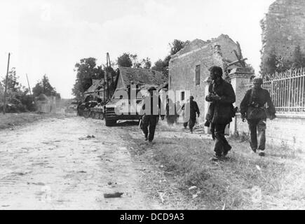 Die gepanzerte Infanterie der deutschen Wehrmacht wird während der Schlacht um Caen bei Tilly-sur-Seulles in Frankreich im Juni 1944 gezeigt. Fotoarchiv für Zeitgeschichte Stockfoto