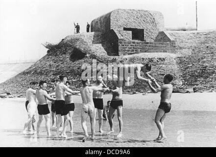 Soldaten der deutschen Wehrmacht schwimmen 1943 im Ärmelkanal zwischen Frankreich und Großbritannien. Fotoarchiv für Zeitgeschichte Stockfoto