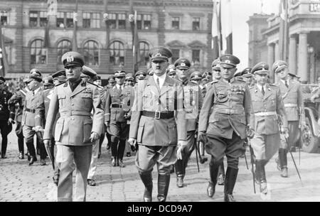 Das Bild der Nazi-Propaganda! Zeigt Adolf Hitler und den italienischen Premierminister Benito Mussolini nach seiner Ankunft beim Verlassen des Münchner Hauptbahnhofs in Deutschland am 18. Juni 1940. Während des Treffens in München wollen beide "Führer" die Bedingungen der französischen Kapitulation diskutieren. Hinter Mussolini sind Göring und Galeazzo Ciano abgebildet. Rechts hinter Hitler: Wilhelm Keitel. Fotoarchiv für Zeitgeschichte Stockfoto