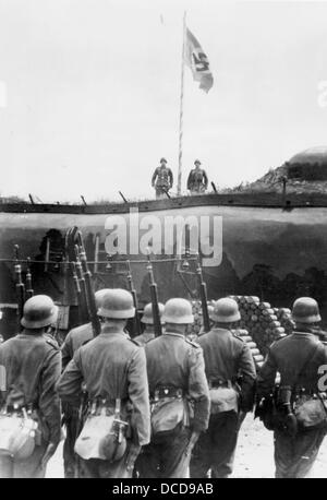Mitglieder der deutschen Wehrmacht haben die Flagge des Dritten Reiches auf einem Bunker der Maginot-Linie gehisst, nachdem sie ihn während des Angriffs auf Frankreich im August 1940 besetzt hatten. Fotoarchiv für Zeitgeschichte Stockfoto
