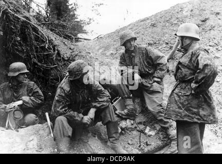 Mitglieder der deutschen Wehrmacht werden nach einem Luftangriff der Alliierten in der Normandie in Frankreich im August 1944 fotografiert. Fotoarchiv für Zeitgeschichte Stockfoto