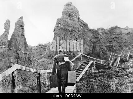 Ein Soldat der deutschen Wehrmacht ist im Jahr 1944 auf Urlaub am Ärmelkanal zwischen Frankreich und England zu sehen. Ort unbekannt. Fotoarchiv für Zeitgeschichte Stockfoto