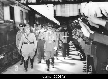 Das Bild der Nazi-Propaganda! Zeigt Adolf Hitler und den italienischen Premierminister Benito Mussolini bei seiner Ankunft am Münchner Hauptbahnhof am 18. Juni 1940. Während des Treffens in München wollen beide "Führer" die Bedingungen der französischen Kapitulation diskutieren. Fotoarchiv für Zeitgeschichte Stockfoto