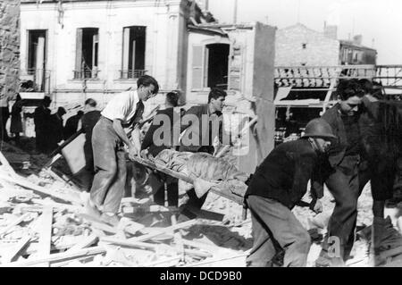 Das Bild der Nazi-Propaganda! Zeigt die Rettung eines französischen Zivilisten aus einem zerstörten Haus in Paris, Frankreich, nach anglo-amerikanischen Bombenangriffen auf die von deutschen Truppen besetzte Stadt. Fotoarchiv für Zeitgeschichte Stockfoto