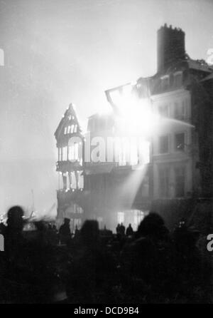 Das Bild der Nazi-Propaganda! Zeigt ein brennendes Gebäude in Rouen, Frankreich, nach einem anglo-amerikanischen Bombenangriff auf die deutsche besetzte Stadt am 1. Juni 1944. Fotoarchiv für Zeitgeschichte Stockfoto