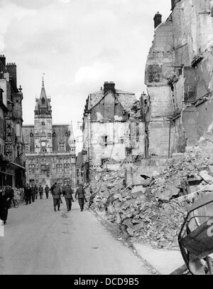 Das Bild vom Nazi-Proganda! Zeigt die Stadt Compiègne in Frankreich, die während der Invasion der deutschen Truppen am 20. August 1940 zerstört wurde. Im Hintergrund ist das Rathaus abgebildet. Fotoarchiv für Zeitgeschichte Stockfoto