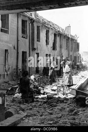 Das Bild der Nazi-Propaganda! Zeigt französische Zivilisten in ihren verzweifelten Häusern in einem Arbeiterbezirk in Paris, Frankreich, nach einem anglo-amerikanischen Bombenangriff auf die von deutschen Truppen besetzte Stadt am 16. August 1943. Fotoarchiv für Zeitgeschichte Stockfoto