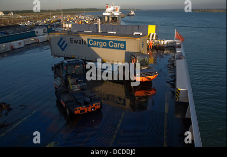 Containerladung der Verladung in Fähre Harwich, Essex, England Stockfoto