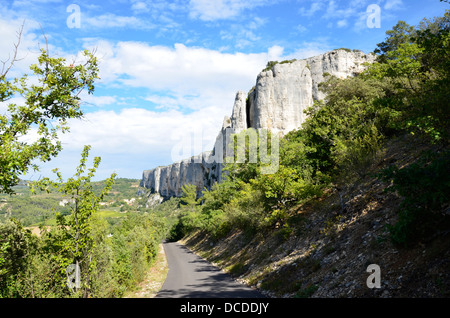 Die Klippen von Lioux (Vaucluse) - Falaise de Lioux Departement Vaucluse, Provence-Alpes-Côte d ' Azur, Stockfoto