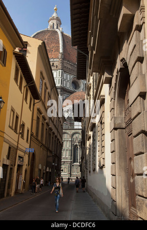 Den Dom gesehen durch eine Seitenstraße in Florenz, Italien. Stockfoto