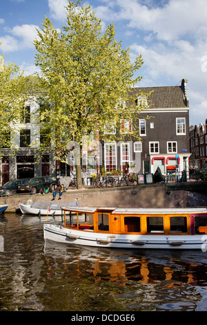 Boot auf Keizersgracht Kanal in Amsterdam, Holland, Niederlande. Stockfoto