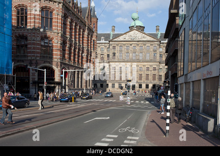 Königlicher Palast (Koninklijk Paleis) und Magna Plaza (links) in Amsterdam, Anzeigen von Raadhuisstraat Street, Holland, Niederlande. Stockfoto
