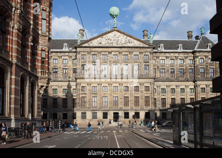 Königlicher Palast (Koninklijk Paleis) in Amsterdam, Blick von der Raadhuisstraat Straße, Holland, Niederlande. Stockfoto