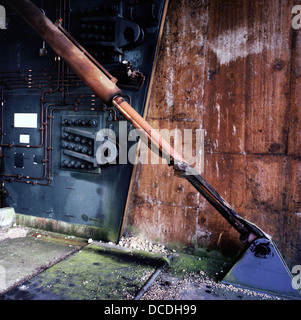 Architektonisches Detail von einer Rakete Silo Tür Eingang auf dem ehemaligen Atomwaffen-Ära Flugplatz von US Air Force Personal während des Kalten Krieges besetzt und nun vakant, warten auf neu Landschaftsbau und Rückkehr zur gemeinsamen Park für die Öffentlichkeit zu nutzen. Stockfoto