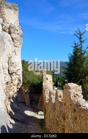 Saint-Saturnin-Les-Apt, Burg des Departements Vaucluse Provence (Süd-Ost-Frankreich). Stockfoto