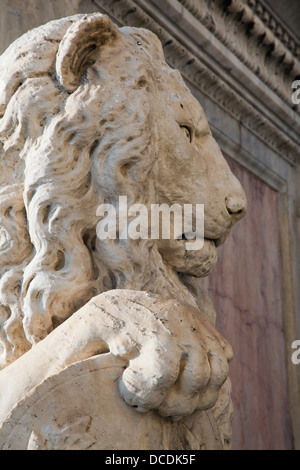 Detail eines Löwen an der Basis der Statue von Dante vor der Basilika di Santa Croce in Florenz, Italien. Stockfoto