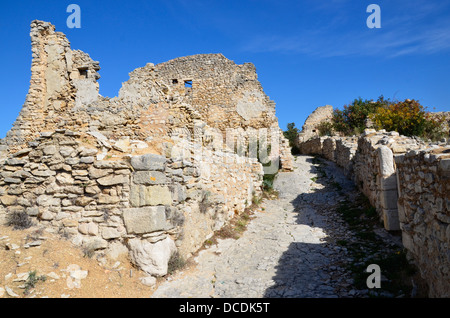 Saint-Saturnin-Les-Apt, Burg des Departements Vaucluse Provence (Süd-Ost-Frankreich). Stockfoto