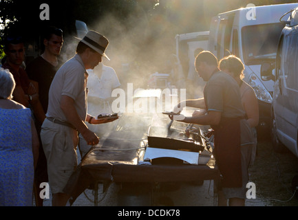 Barbecue-Stände am Picknick-Abend im Dorf oder Fete im ländlichen Dorf Loubejac in Frankreich Stockfoto