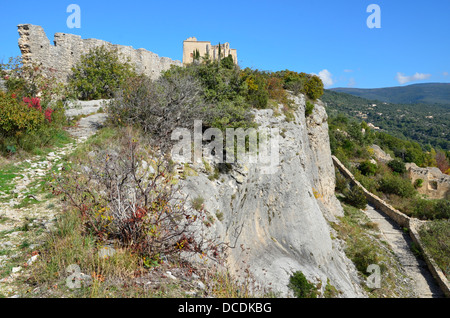 Saint-Saturnin-Les-Apt, Burg des Departements Vaucluse Provence (Süd-Ost-Frankreich). Stockfoto