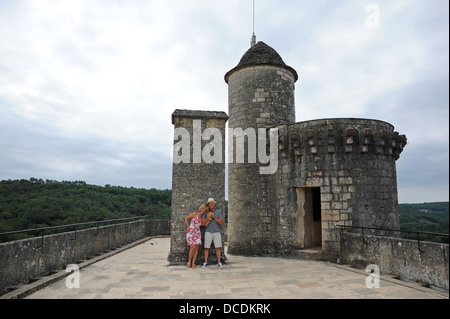 Touristen besuchen das Schloss am Bonaguil im Bereich viel Region oder Abteilung des South West Midi - Pyrenäen in Frankreich Stockfoto