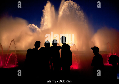 Fünf Kinder sind gegen die magischen Brunnen am Montjuic, Barcelona Silhouette. Stockfoto