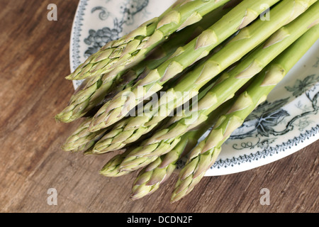 Spargelspitzen auf einem antiken Platte Stockfoto