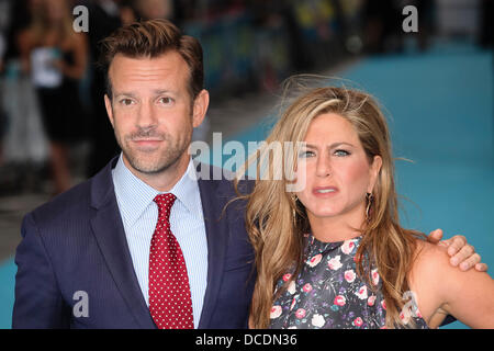 Jason Sudeikis und Jennifer Aniston besuchen die Europa-Premiere von "Wir sind The Millers" im Odeon West End am 14. August 2013 Stockfoto