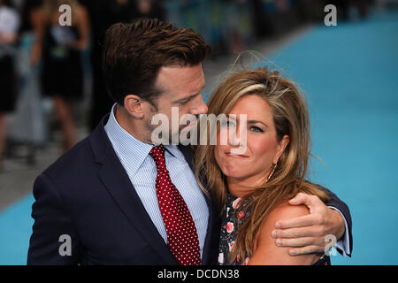 Jason Sudeikis und Jennifer Aniston besuchen die Europa-Premiere von "Wir sind The Millers" im Odeon West End am 14. August 2013 Stockfoto