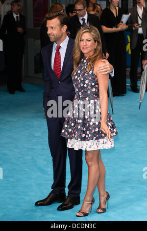 Jason Sudeikis und Jennifer Aniston besuchen die Europa-Premiere von "Wir sind The Millers" im Odeon West End am 14. August 2013 Stockfoto