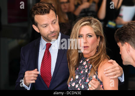 Jason Sudeikis und Jennifer Aniston besuchen die Europa-Premiere von "Wir sind The Millers" im Odeon West End am 14. August 2013 Stockfoto