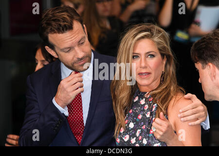 Jason Sudeikis und Jennifer Aniston besuchen die Europa-Premiere von "Wir sind The Millers" im Odeon West End am 14. August 2013 Stockfoto