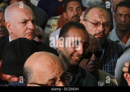 Kairo, Ägypten. 15. August 2013. Ägypter besuchen die Beerdigung der Polizisten, die bei Zusammenstößen mit Anhänger des gestürzten ägyptischen Präsidenten Mohamed Morsi in Kairo getötet wurden. Ägyptische Regierung hat gesagt, dass 522 Menschen in dem Land am 14. August in Gewalt im Zusammenhang mit der Polizei Auseinanderbrechen des großen Protestcamps von Islamisten in Kairo ums Leben kamen. © ZUMA Press, Inc. Credit: ZUMA Press, Inc./Alamy Live News Stockfoto