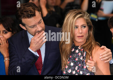 Jason Sudeikis und Jennifer Aniston besuchen die Europa-Premiere von "Wir sind The Millers" im Odeon West End am 14. August 2013 Stockfoto