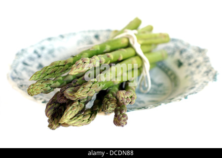 Spargelspitzen auf einem antiken Platte Stockfoto