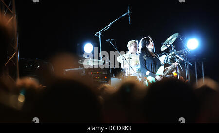 Hong Kong, China. 13. August 2013. Dienstag, 13. August 2013 halten amerikanische Popgruppe The Smashing Pumpkins Konzert in Hong Kong, China. © TopPhoto/Alamy Live-Nachrichten Stockfoto