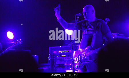 Hong Kong, China. 13. August 2013. Dienstag, 13. August 2013 halten amerikanische Popgruppe The Smashing Pumpkins Konzert in Hong Kong, China. © TopPhoto/Alamy Live-Nachrichten Stockfoto
