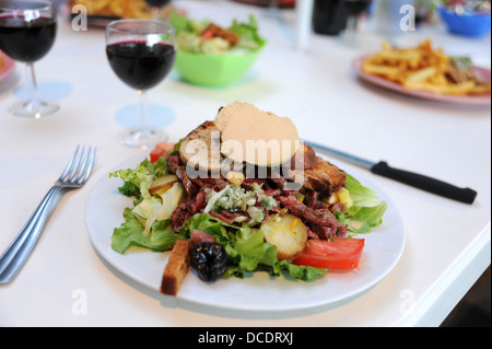 Ein Sommersalat mit Gänseleber de Canard Pastete oder Ente im Bereich viel Region oder Abteilung des South West Midi - Pyrenäen in Frankreich Stockfoto