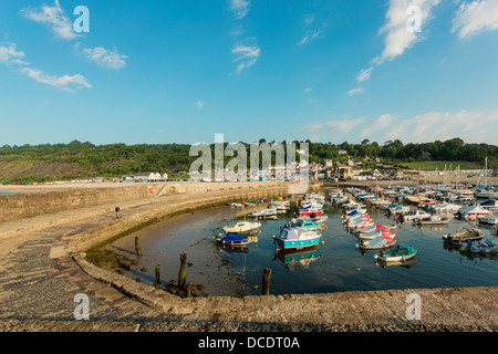 Boote in Lyme Regis Hafen Dorset Stockfoto