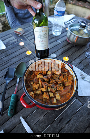 Traditionelle "Cassoulet" gemacht mit Toulouse Wurst in der Menge Region oder Abteilung der Süd-West-Frankreich Stockfoto